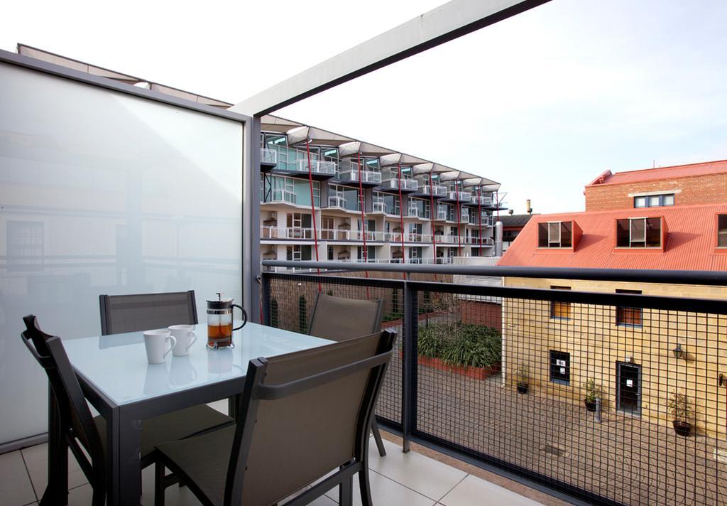 苏丽婉克芙公寓式酒店 霍巴特 外观 照片 A balcony with a retractable awning