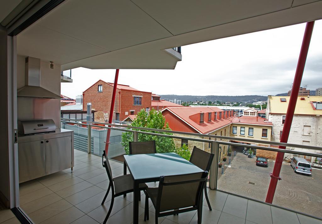 苏丽婉克芙公寓式酒店 霍巴特 外观 照片 A balcony in a modern apartment